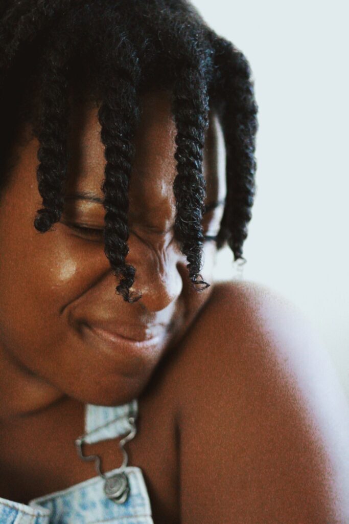 mulher com twists na franja