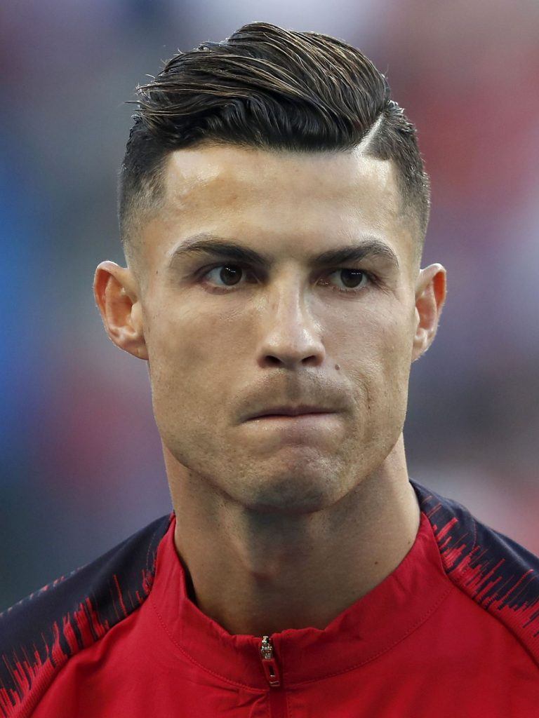 Imagem mostra o jogador Cristiano Ronaldo mordendo o lábio, concentrado durante partida de futebol