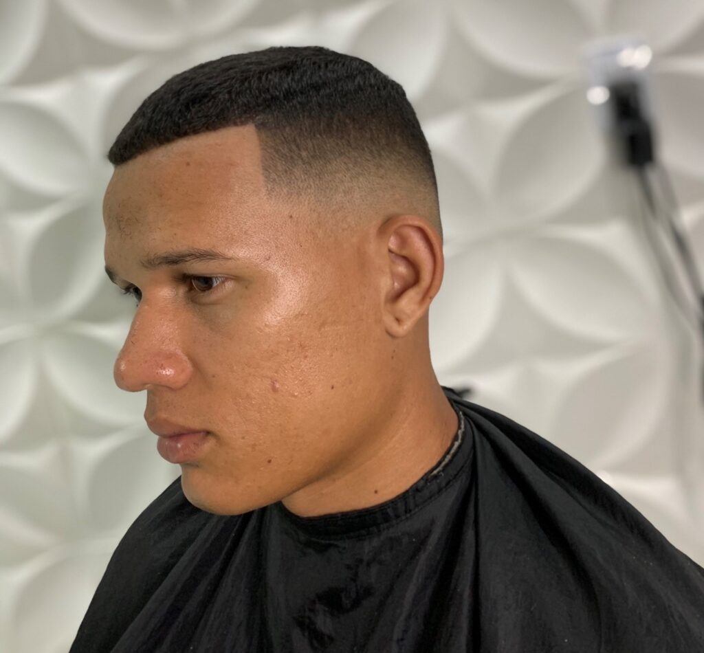 Homem no salão com corte degrade estilo americano