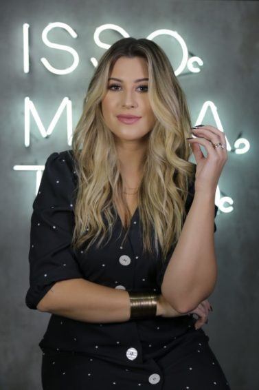 Influenciadora Niina Secrets com os cabelos loiros soltos ondulados