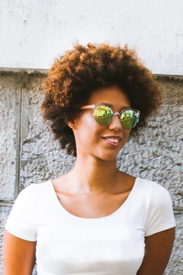 modelo com cabelo crespo curto: disfarçar o frizz