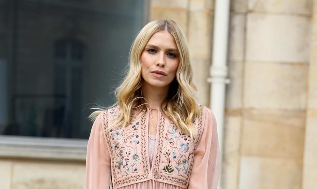 modelo com cabelo loiro com double long bob