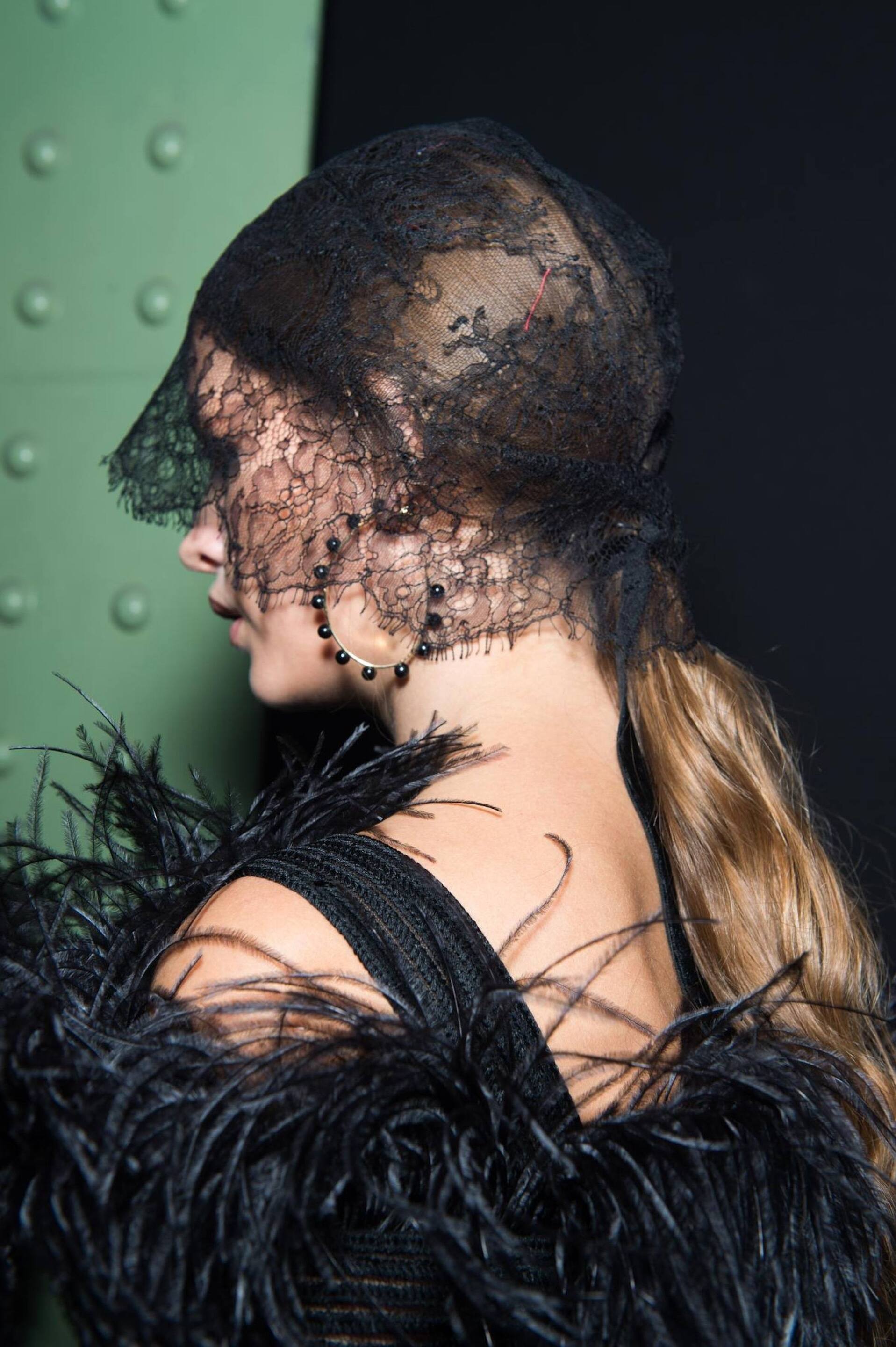 Cabelo liso preso com rabo de cavalo baixo e véu de renda