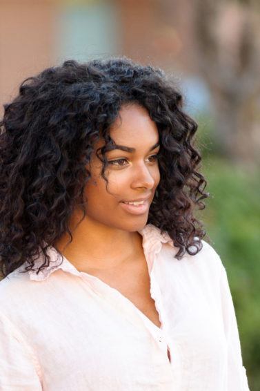 fazer permanente afro no cabelo: modelo com cabelo crespo cacheado