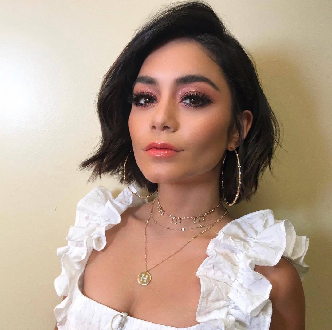 Atriz e cantora vanessa hudgens posa de blusa branca e cabelo chanel com franja lateral