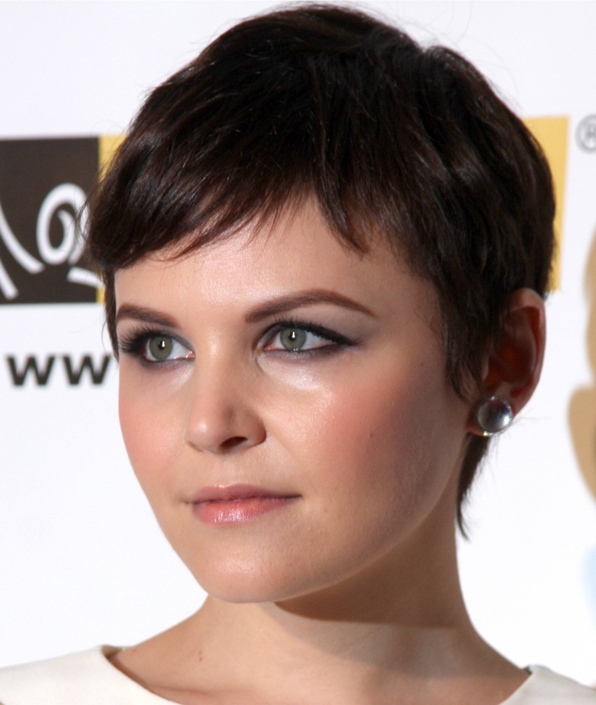 Atriz Ginnifer Goodwin posa em evento com cabelo curto e franjinha