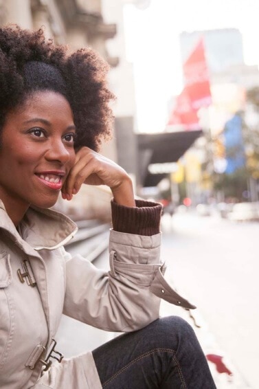 Mulher usa trança presa como dica de penteados afro