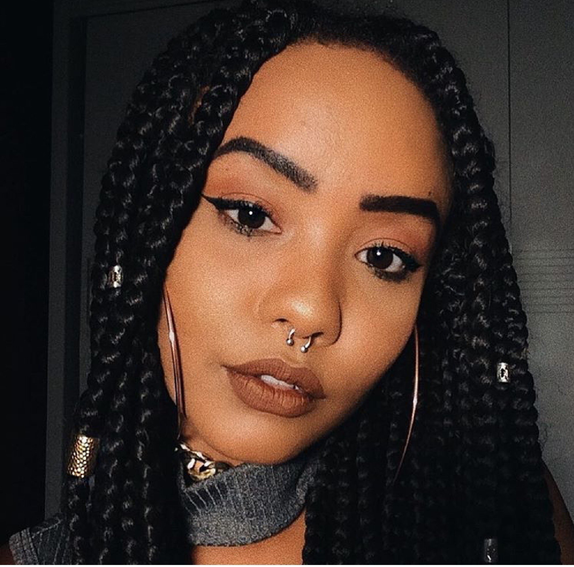 Box braids com aneis nas tranças