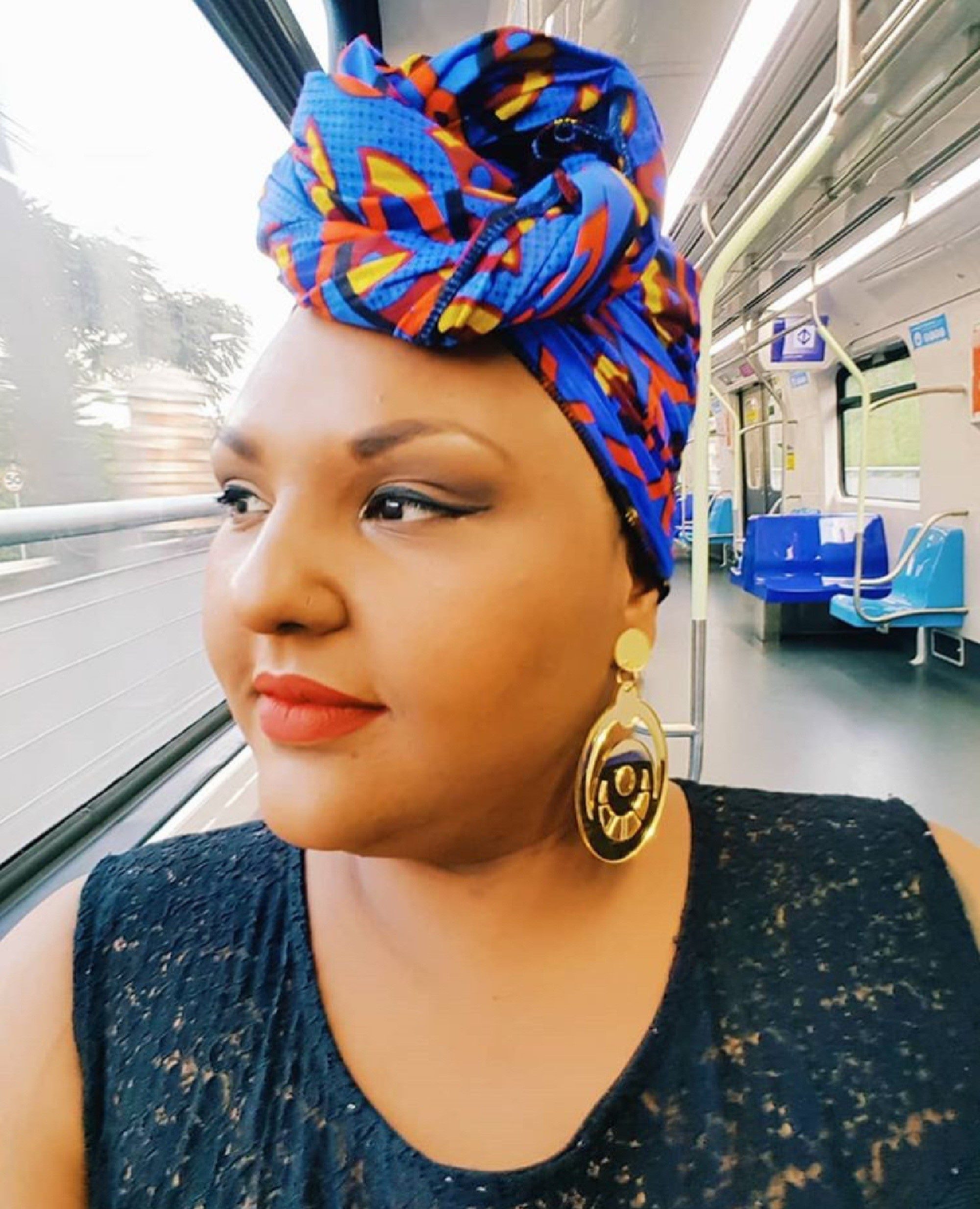Mulher com turbante com amarração de flor