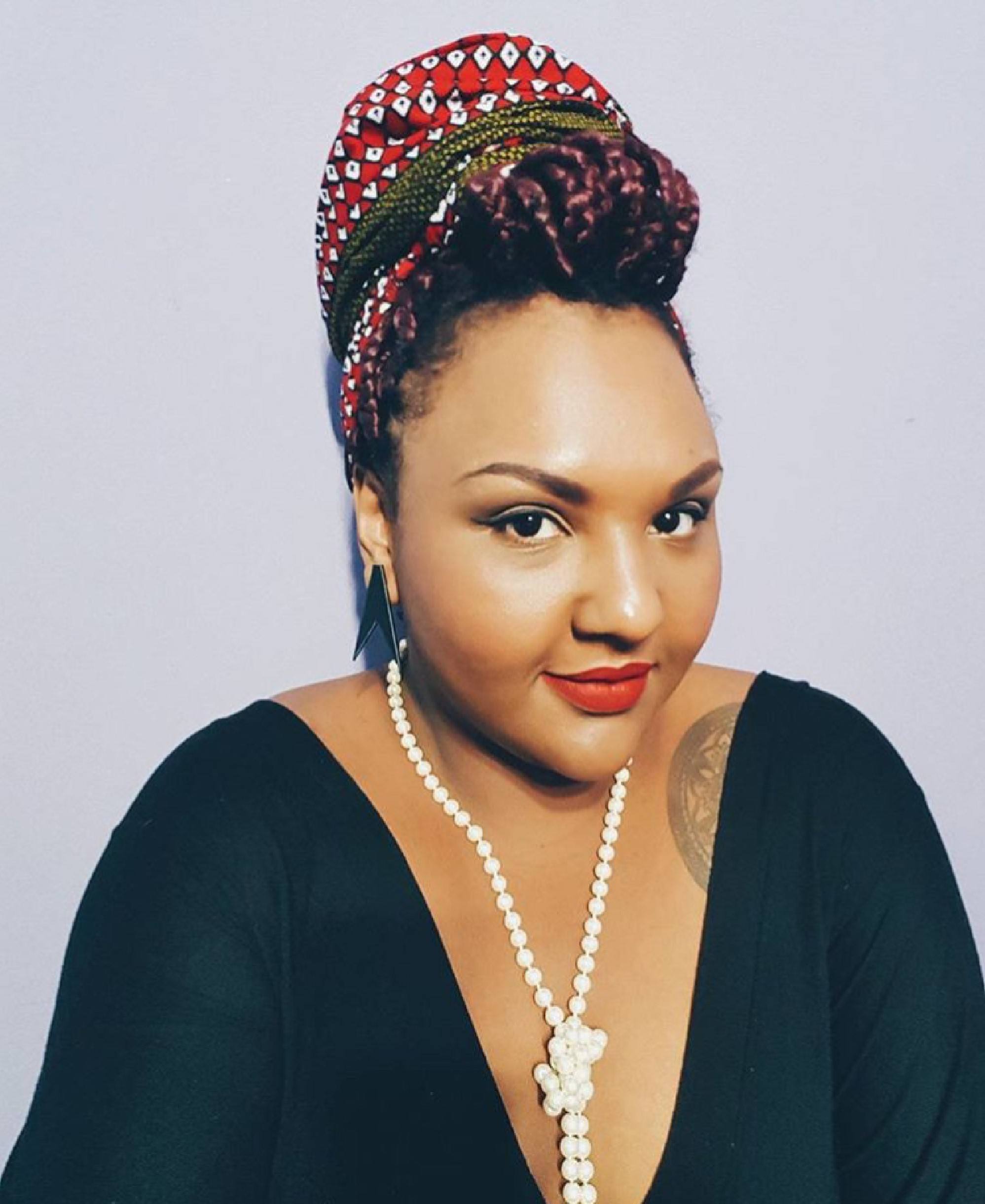 Mulher de cabelo com tranças de raiz e lenço