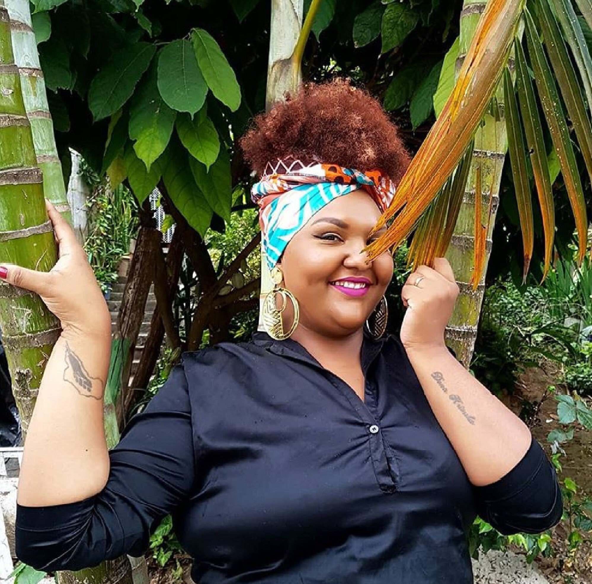Mulher de cabelo curto e cacheado com lenço