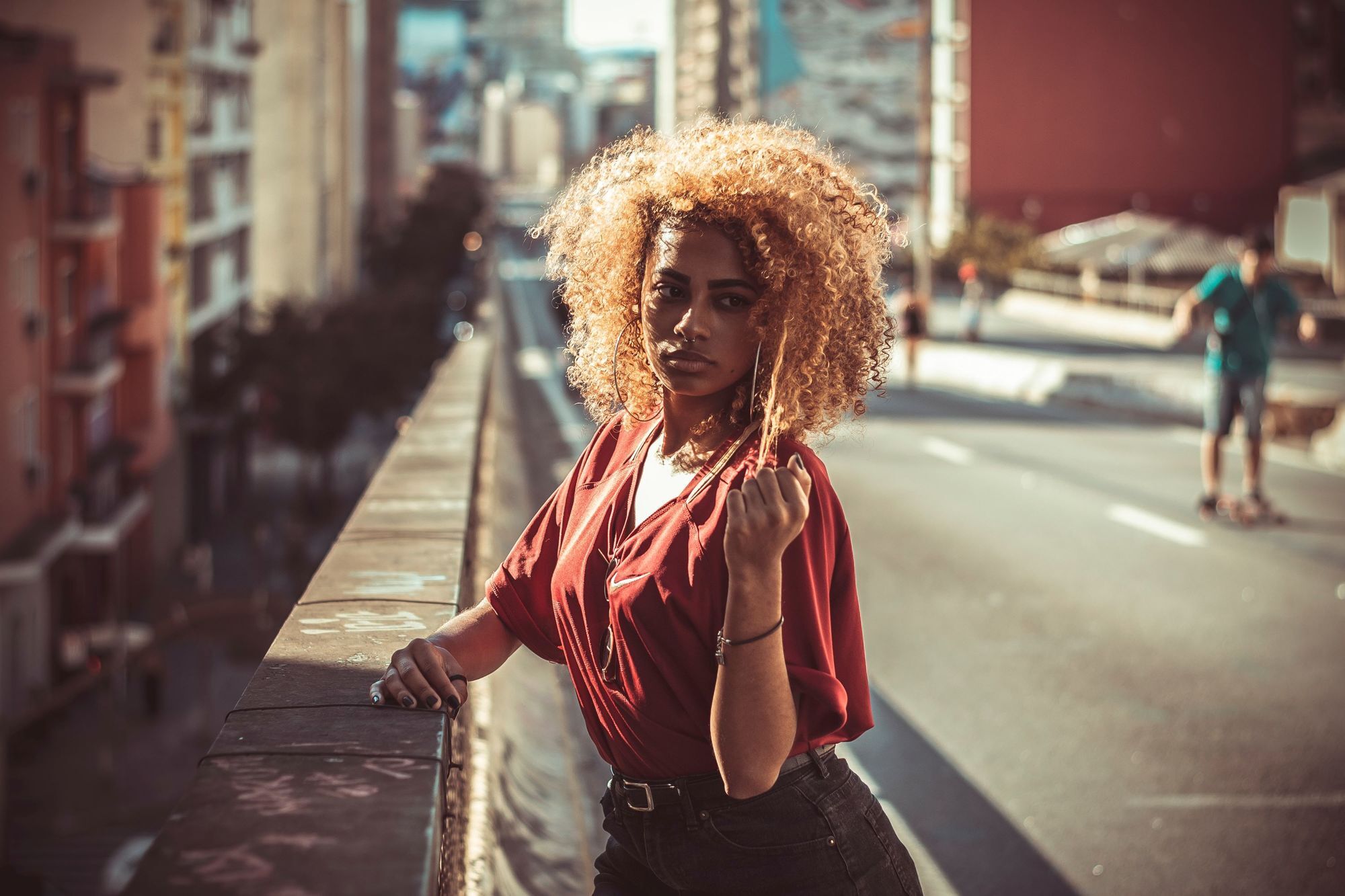 mulher com cabelo loiro crespo repicado long bob