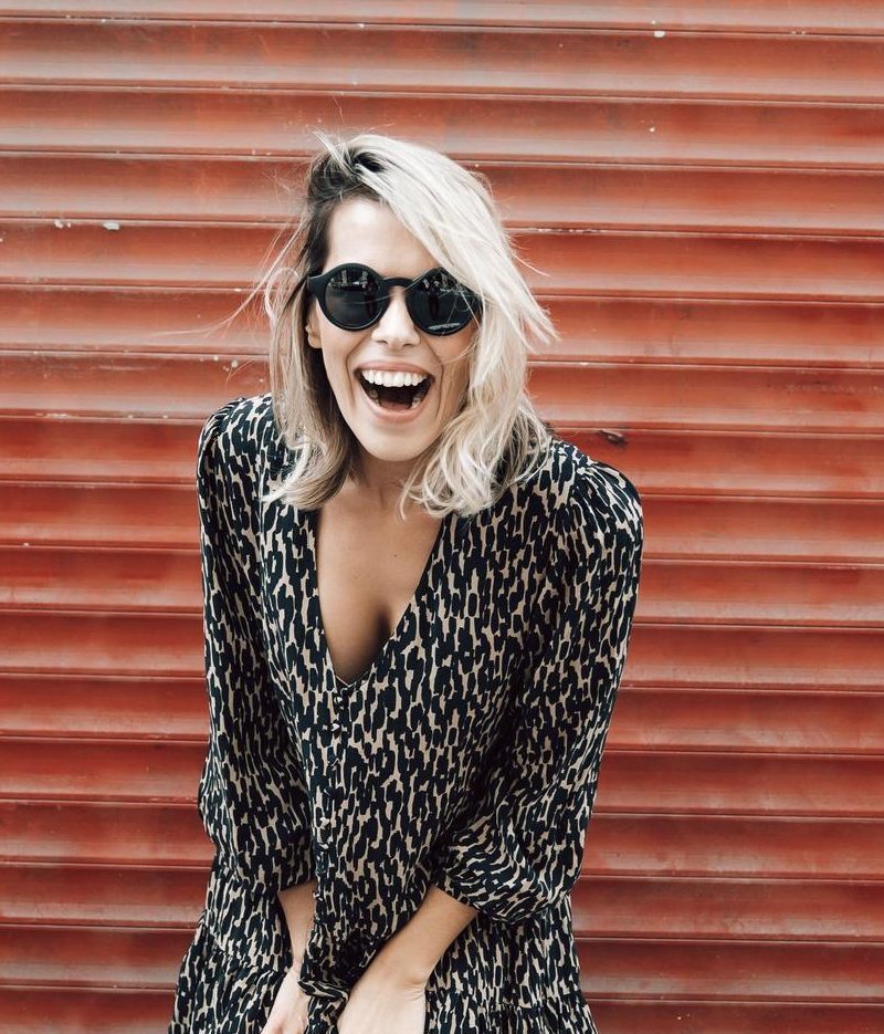 mulher om cabelo long bob liso loiro repicado