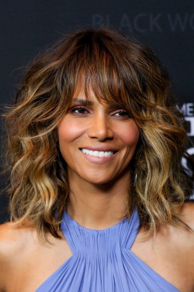 atriz halle berry com long bob morena iluminada com franja