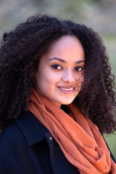 modelo com cabelo crespo preto: manutenção da permanente afro