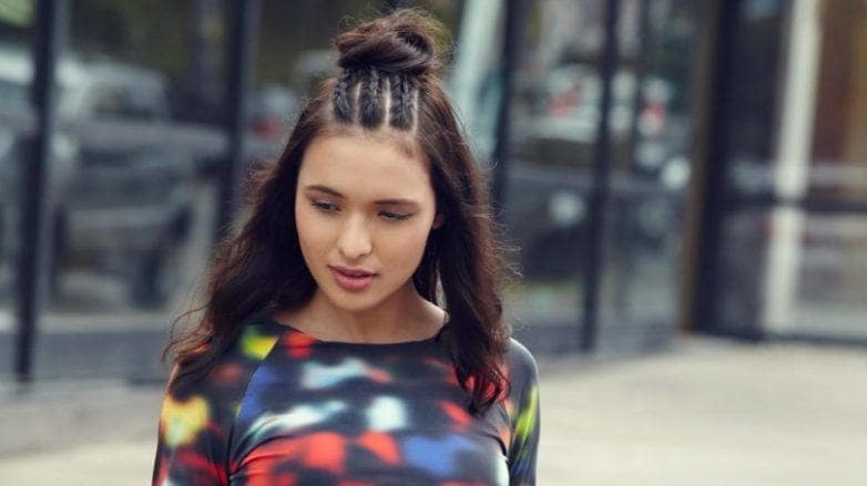 Cabelo liso com frente de tranças e semi preso com coque