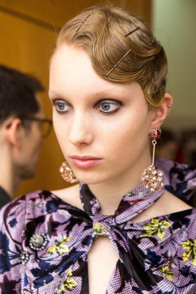 Mulher com cabelos castanho-claro e penteado vintage