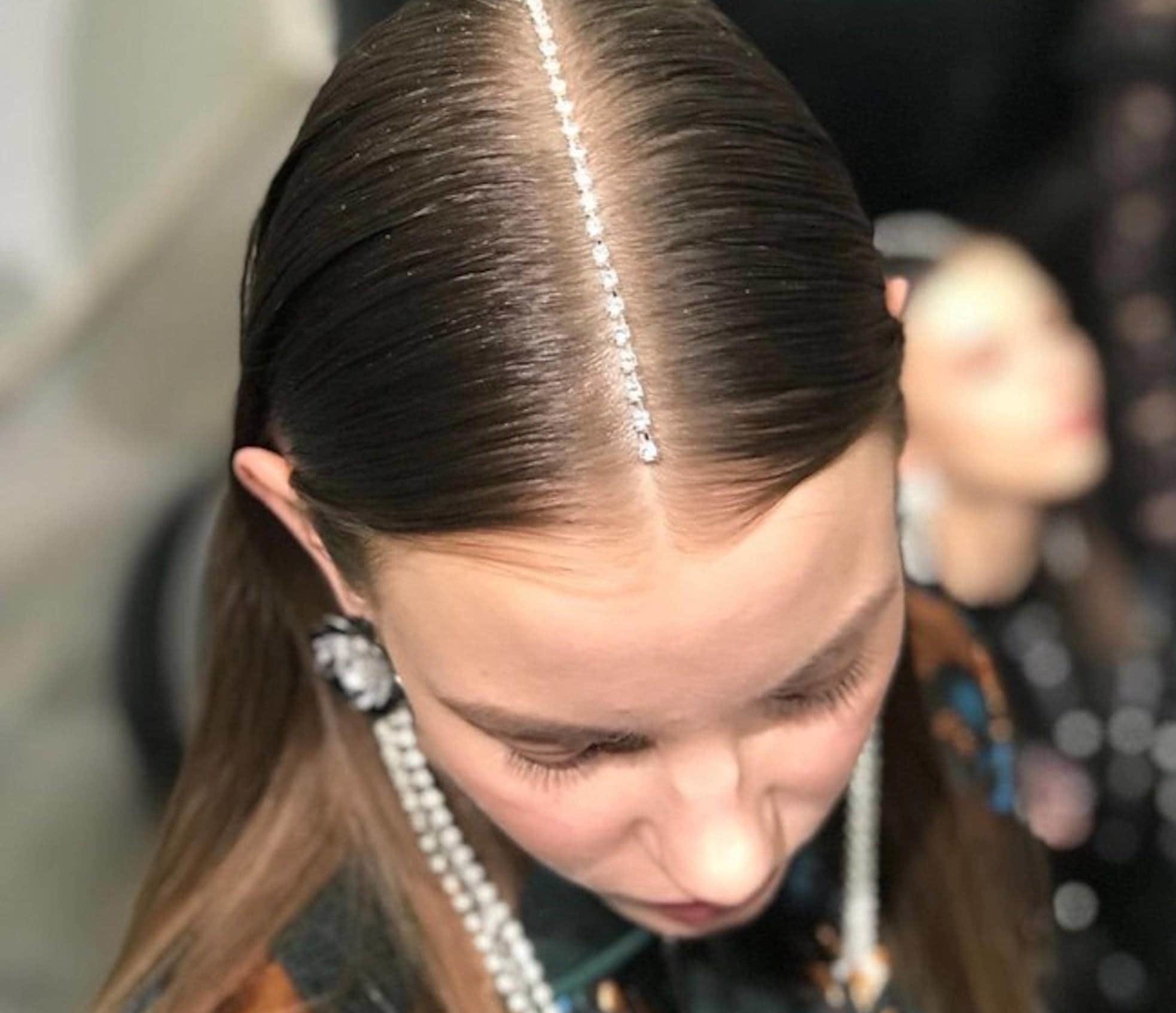 Mulher com acessório brilhante na raíz dos cabelos