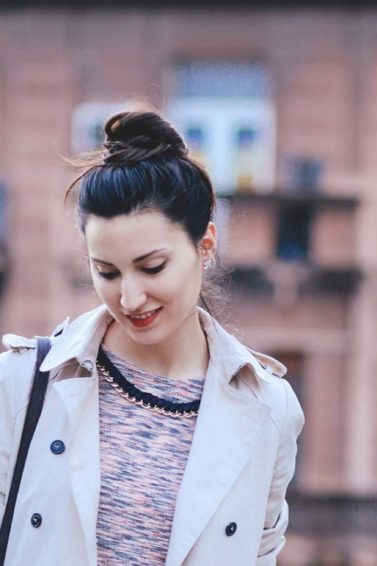 modelo com penteado banana bun