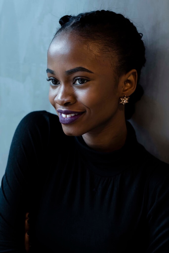 Mulher usa tranças invertidas, um dos penteados afros sugeridos
