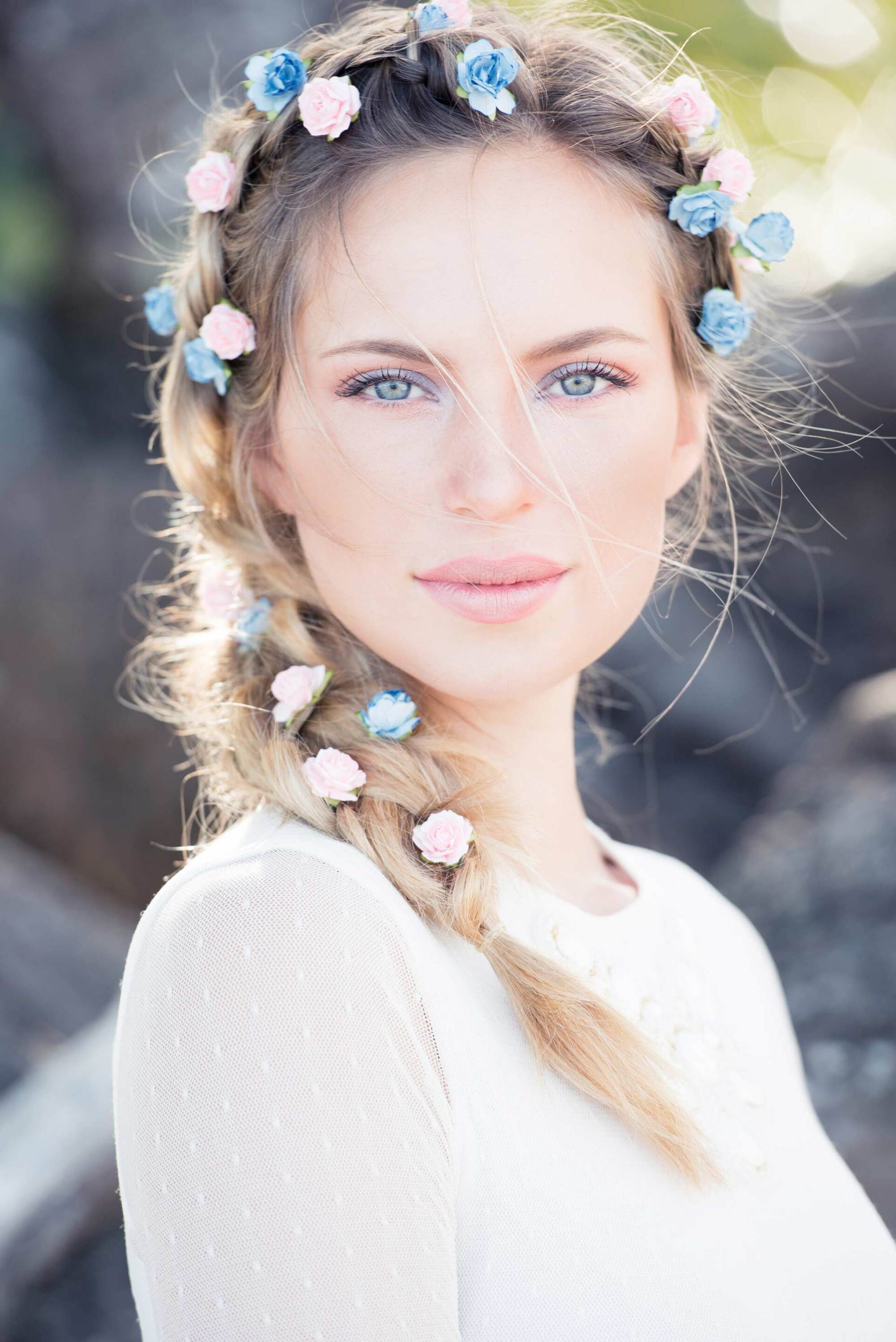 modelo com cabelo loiro usando um dos penteados para debutantes