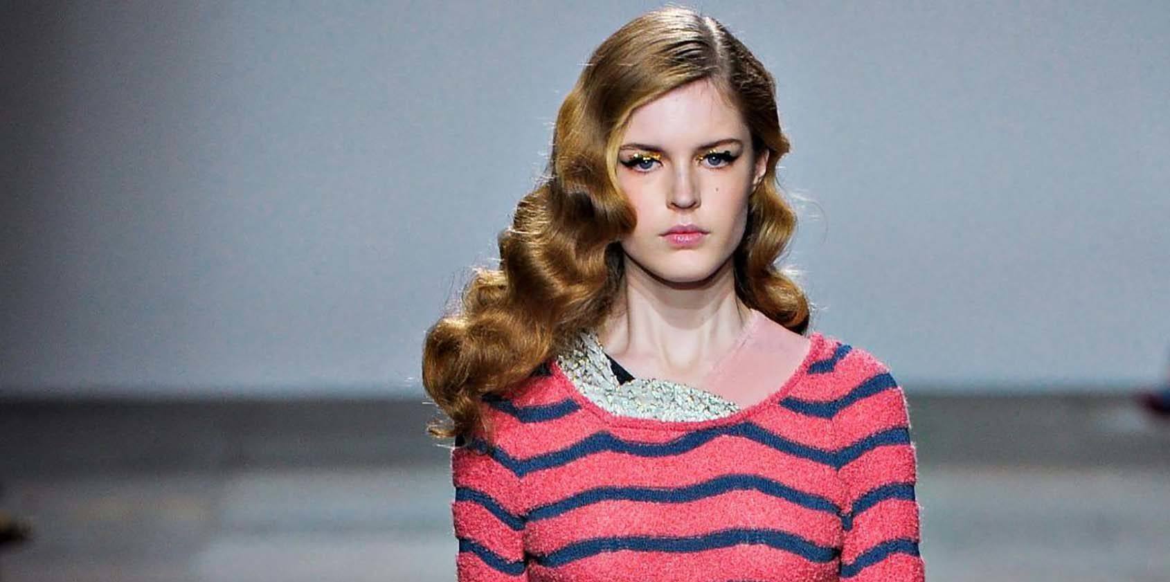 modelo com cabelo castanho usando um dos penteados para debutantes