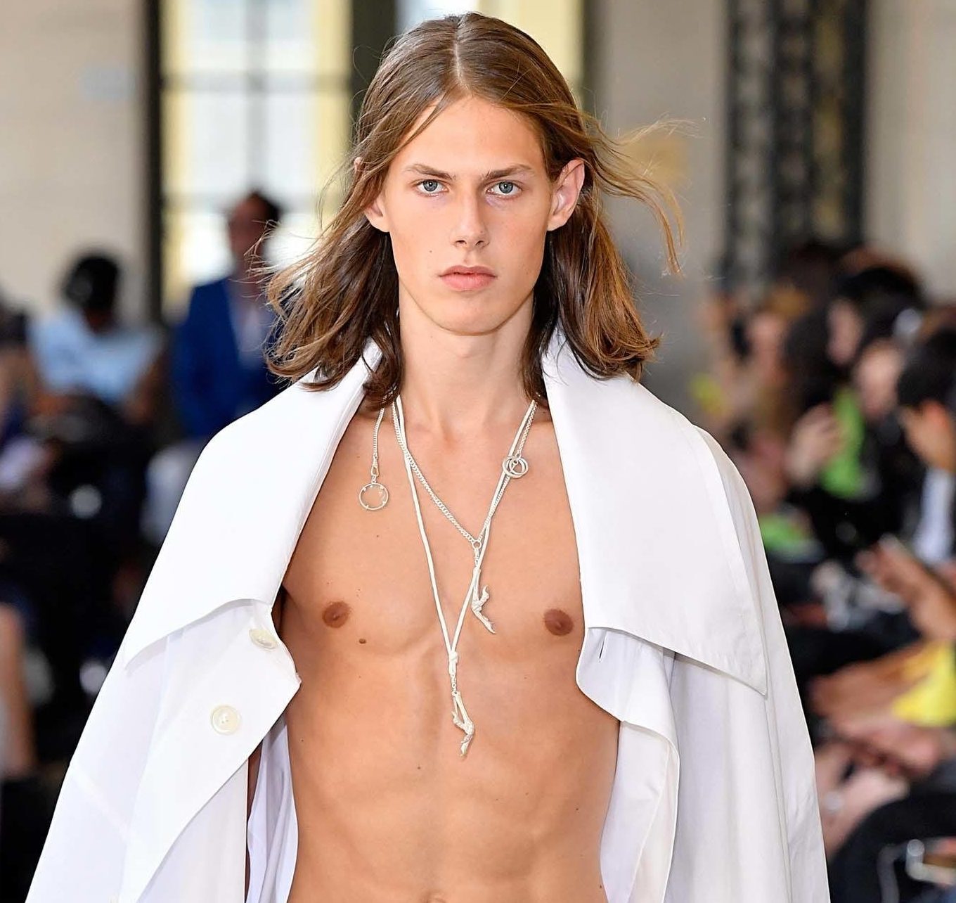 Cabelo liso masculino na altura dos ombros