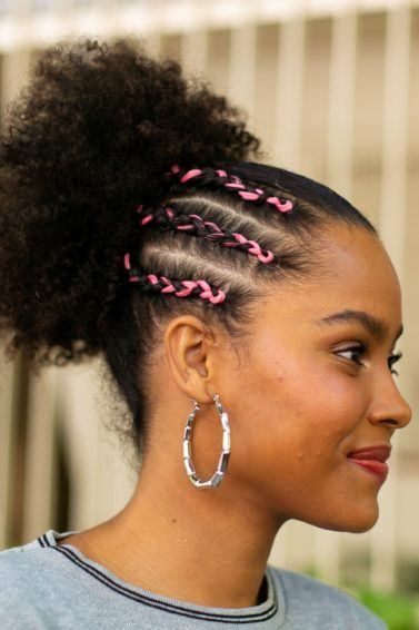 modelo de cabelo crespo com rabo de cavalo com trança cornrow