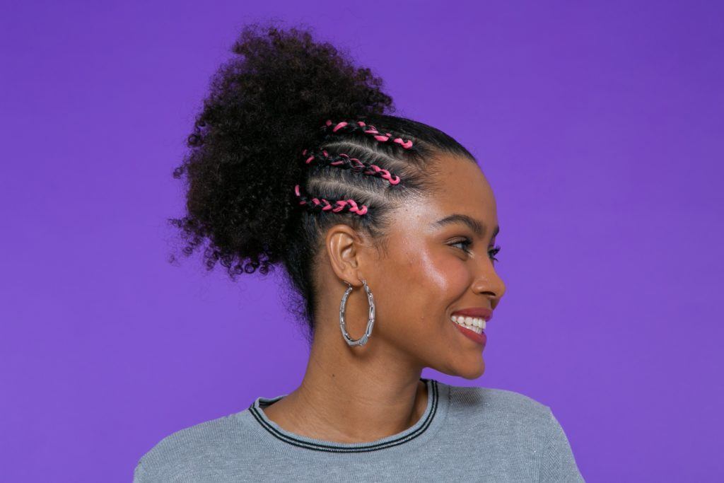 modelo de cabelo crespo com rabo de cavalo com trança cornrow