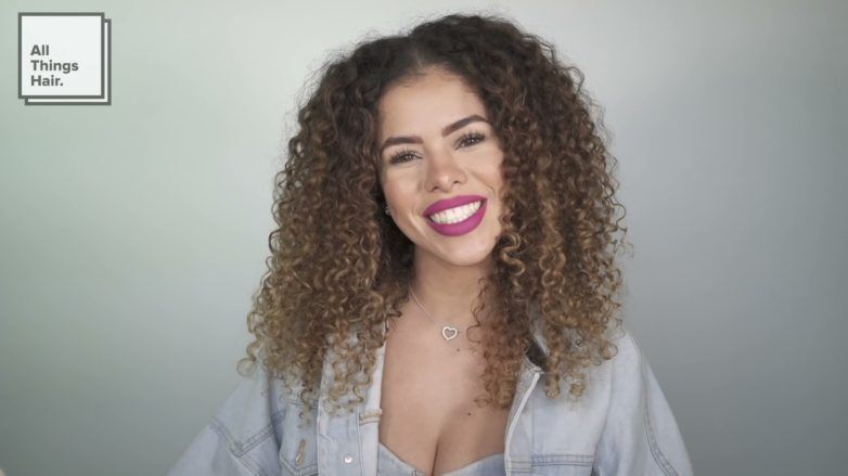 Influenciadora Rayza Nicácio com os cabelos cacheados