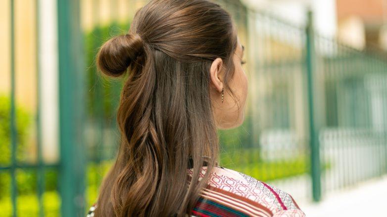 Cabelo liso ondulado semi preso com coque