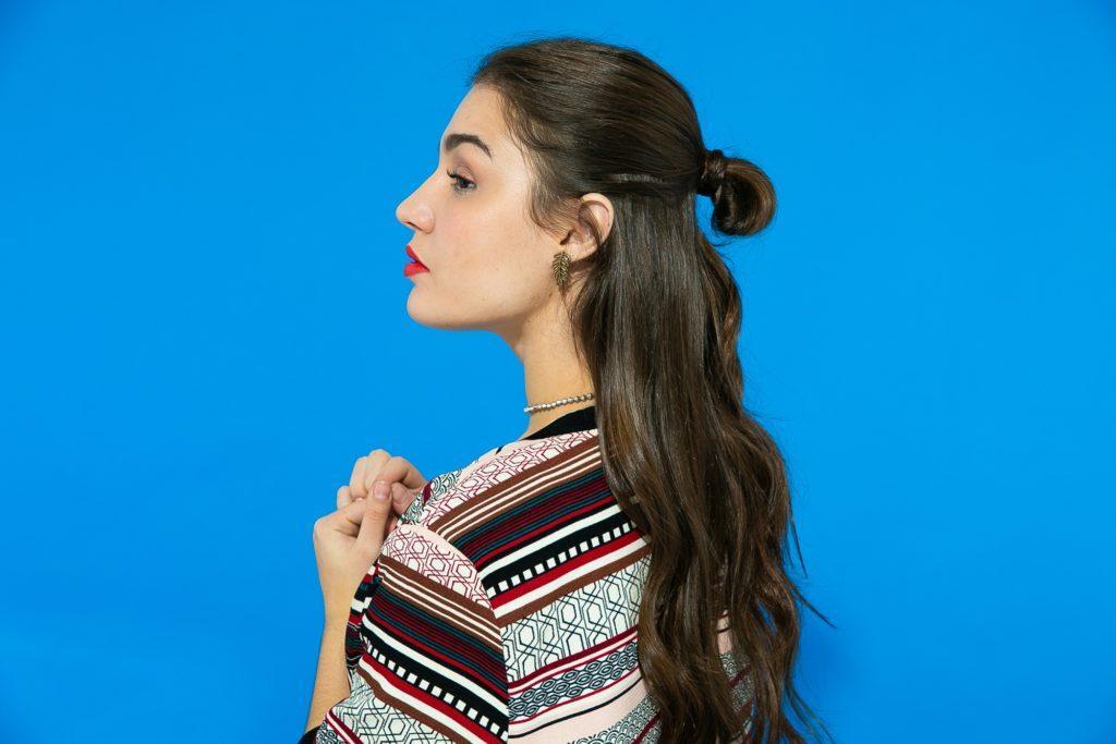 Cabelo liso ondulado semi preso com coque