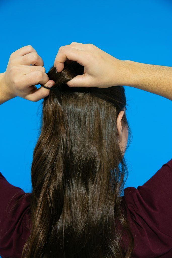 Cabelo liso ondulado semi preso com coque