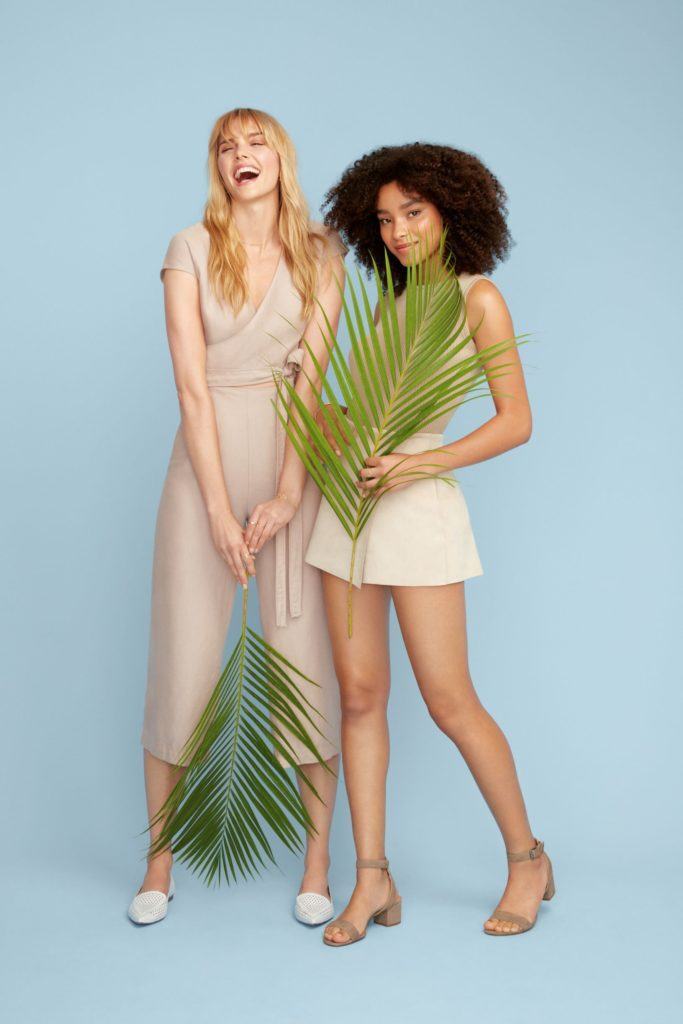 Modelos com plantas nas mãos para benefícios de Love Beauty and Planet