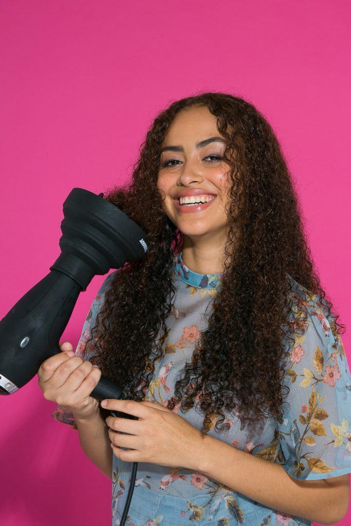 cabelo longo cacheado sendo seco com difusor 