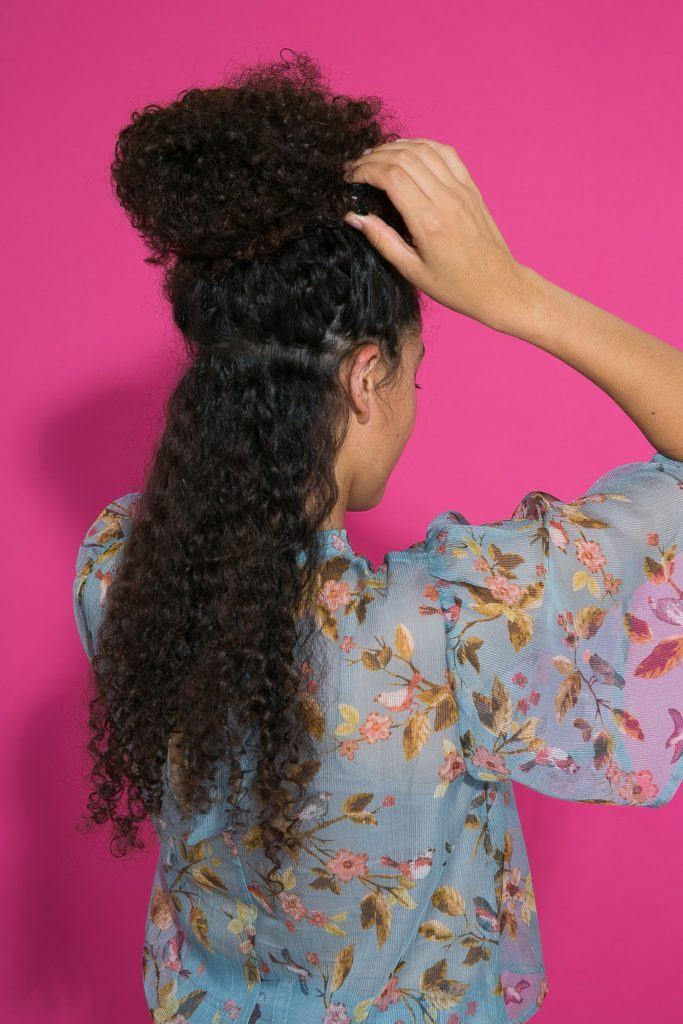 cabelo longo cacheado dividido na altura da orelha