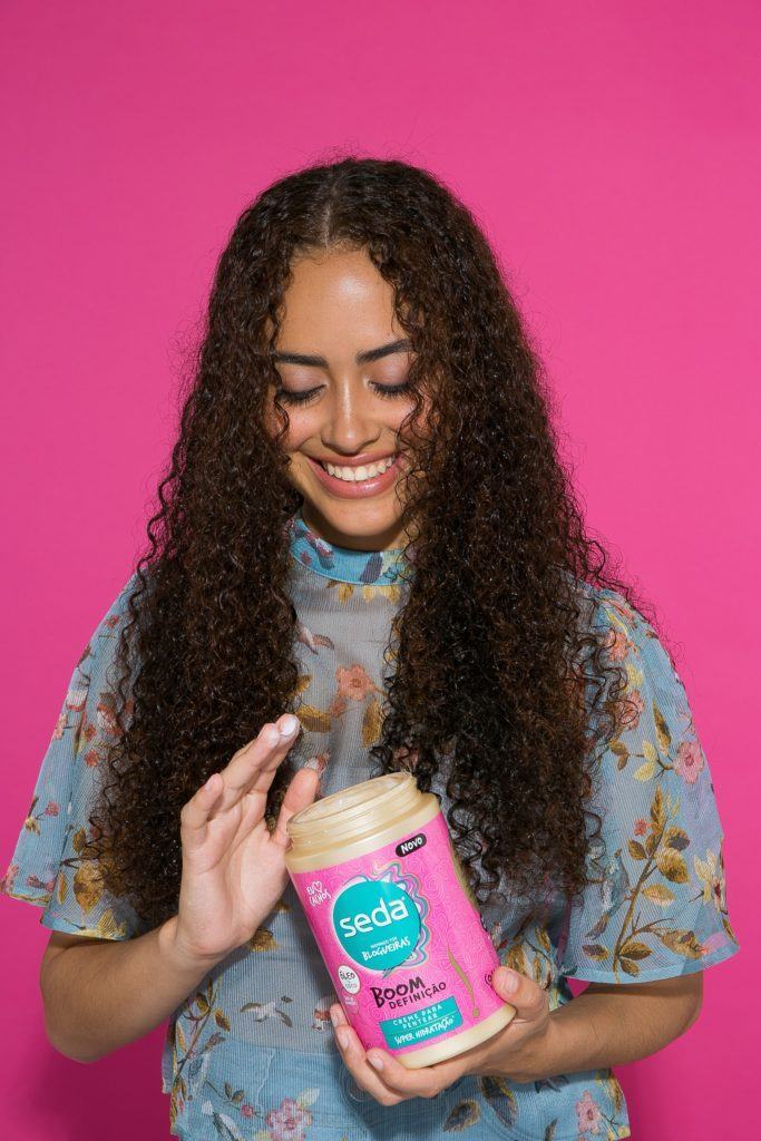 aplicação de creme seda boom em cabelo cacheado longo