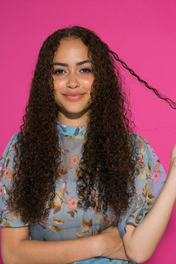cabelo longo cacheado humido