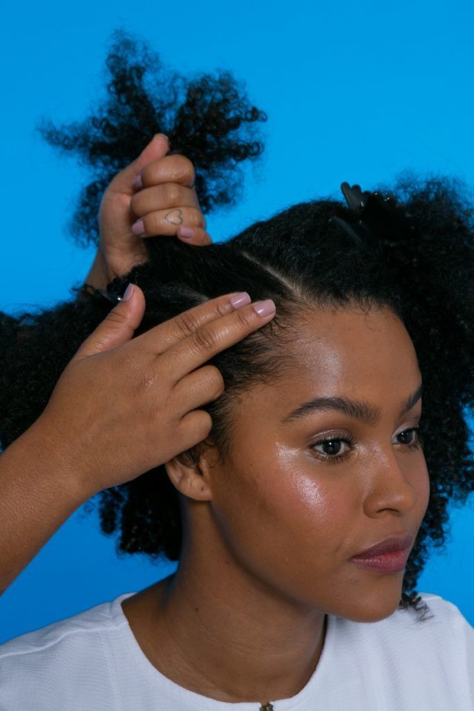 modelo de cabelo crespo com fios repartidos de lado