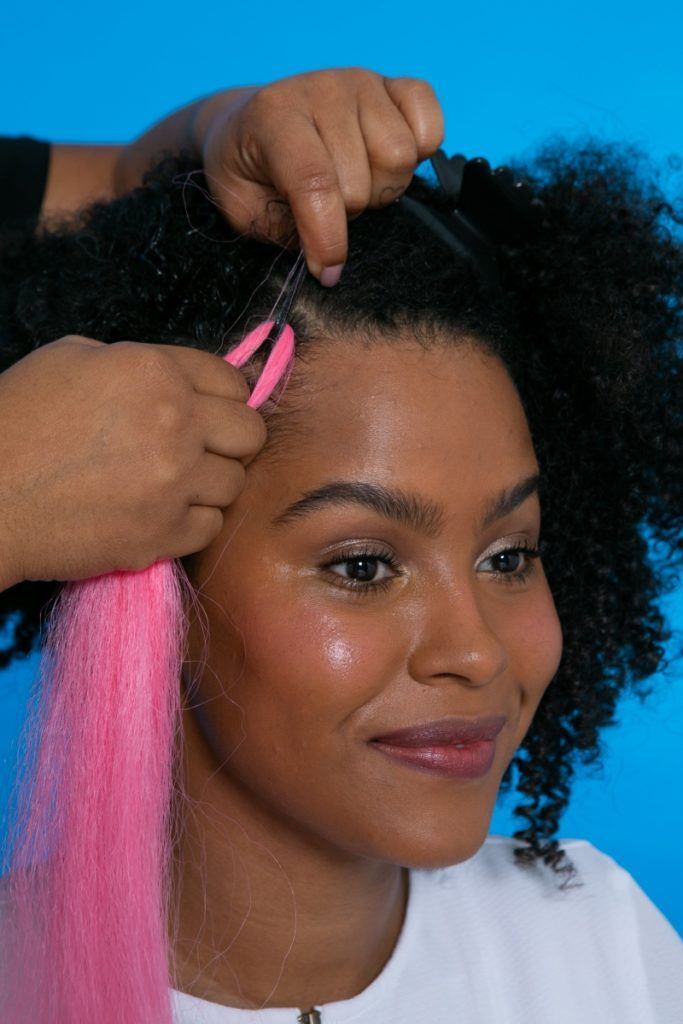 modelo de cabelo crespo com mecha sintética rosa para fazer trança