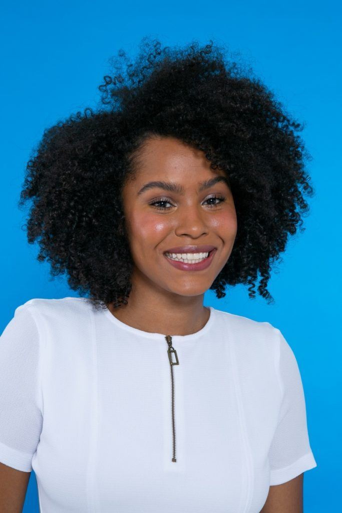 modelo de cabelo crespo com volume.