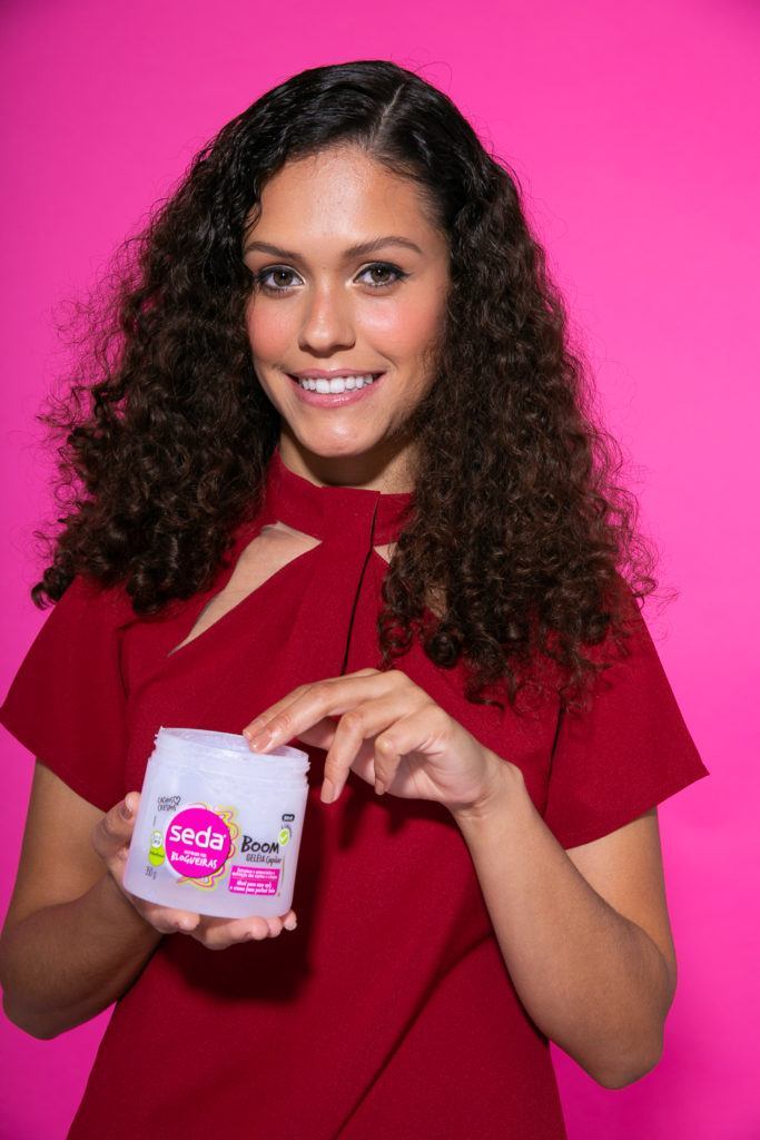 aplicação de creme seda boom em cabelo cacheado médio