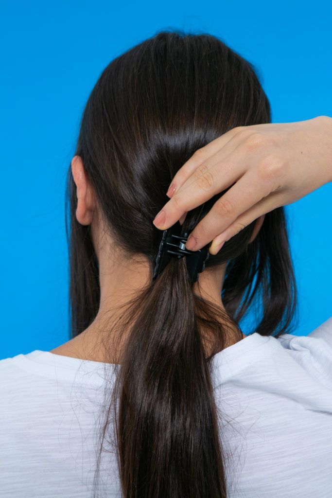 Modelo prende cabelo para fazer trança de princesa