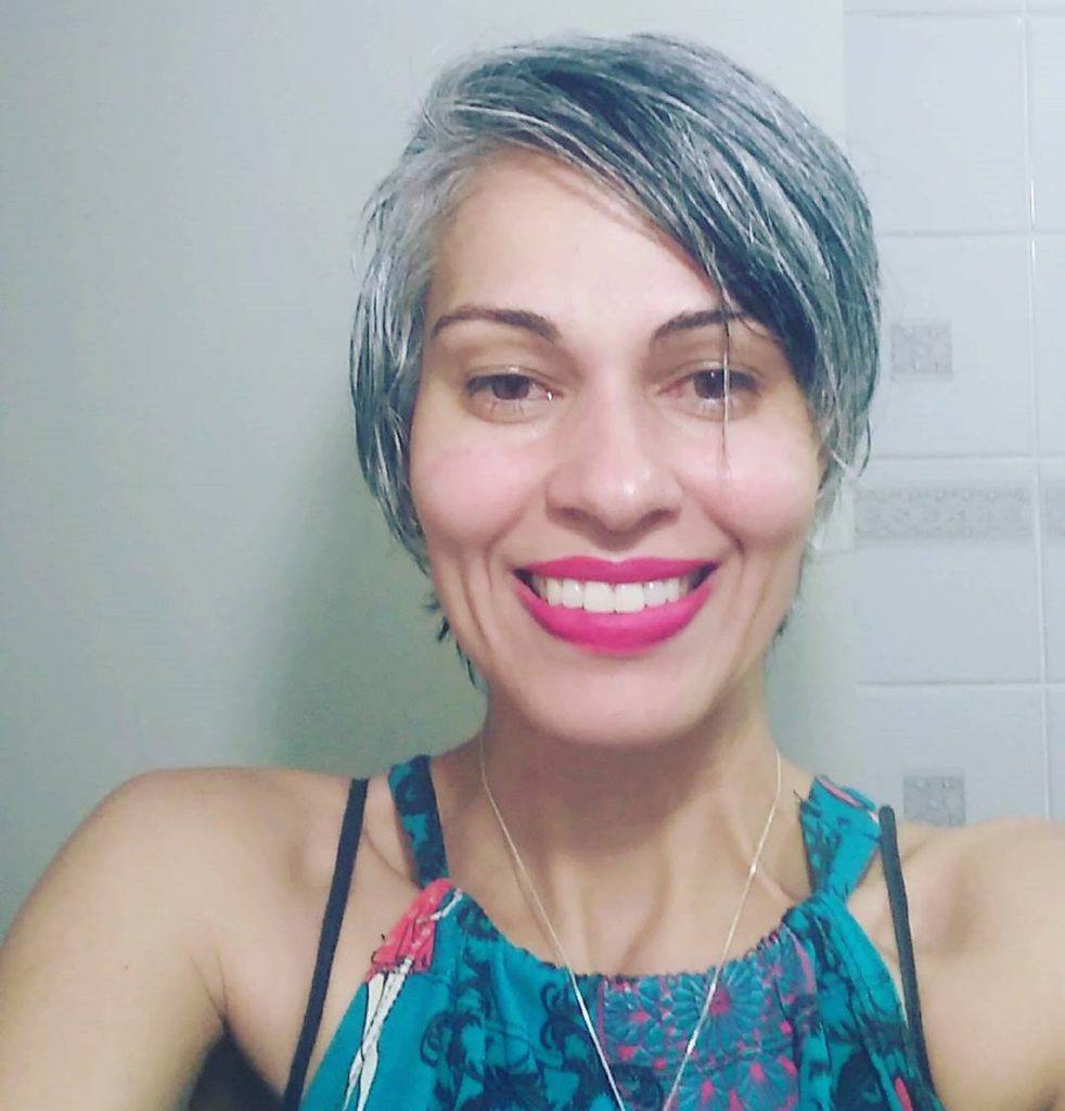 Mulher com cabelos pretos curtos e luzes platinadas