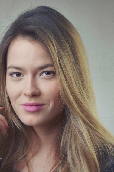 mulher usa fios longos com Balayage no cabelo preto