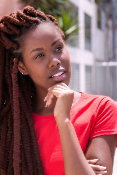 modelo com box braids coloridas