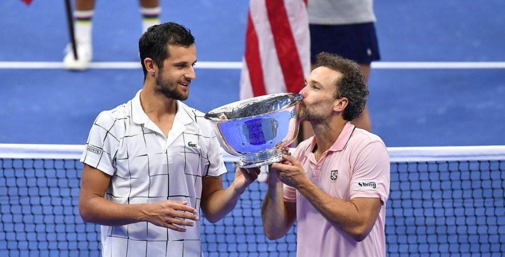 bruno soares beijando a taça de campeão de duplas no us open