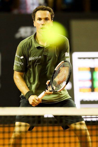 bruno soares olhando para bolinha enquanto joga
