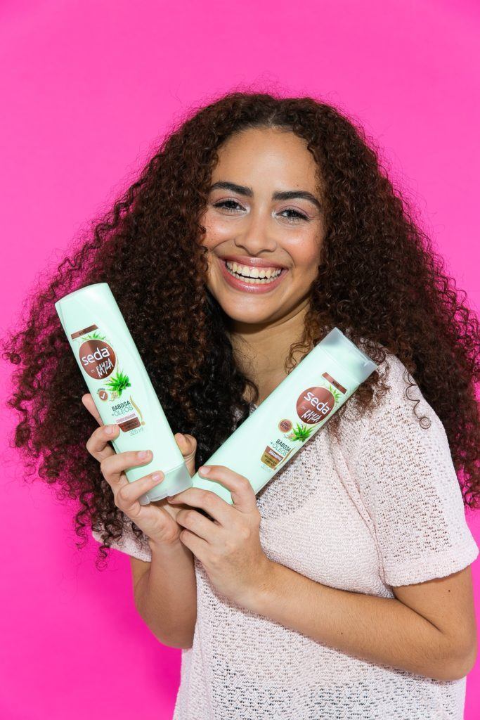 Demonstraçao de shampoo e condicionador Seda by Rayza para cabelo cacheado 