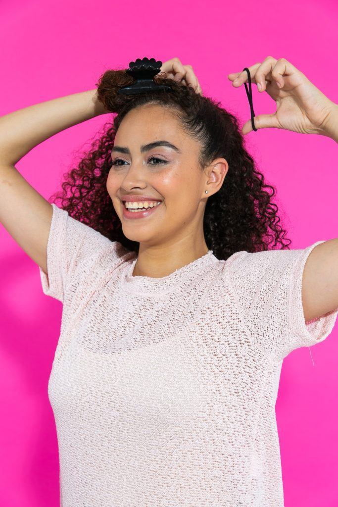 Cabelo cacheado com lateral presa para prepração de penteado